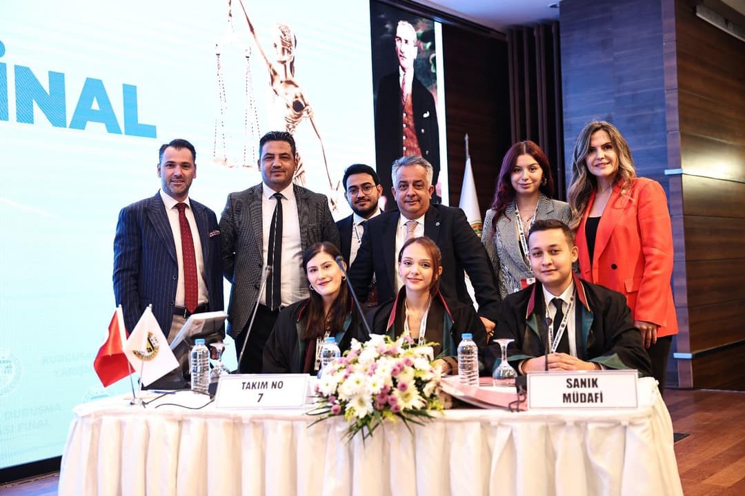 Stajyer Avukatlar Kurgusal Duruşma Yarışması Türkiye Finali’ için düzenlenen yarışmalarda Aydın Barosu Ekibimiz tarihimizde ilk defa katıldığımız Türkiye Finali’nde yarı finale yükselerek yarışmayı Türkiye 4. sü olarak tamamlamıştır.